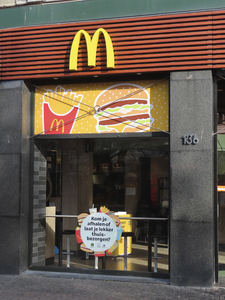 902270 Afbeelding van een winkelruit van de vestiging van fastfoodketen McDonald's (Oudegracht 136) te Utrecht, met een ...